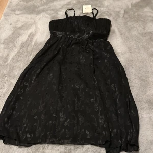 Super fin klänning  - Världens finaste klänning men tyvärr lite liten för mig, aldrig använd. Kan vara perfekt fest plagg nu till nyår. Axelbanden är avtagbara 
