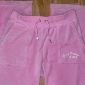 Rosa vintage juicy🩷 - Rosa vintage juicy🩷. Använd 3 gånger. I storlek XS. Har en fin detalj på framsidan som ni kan se på bild 2. Jätte fin rosa färg o mjuk i materialet. Om intresserad skriv till mig på Plick. Nypris: 1200kr🩷