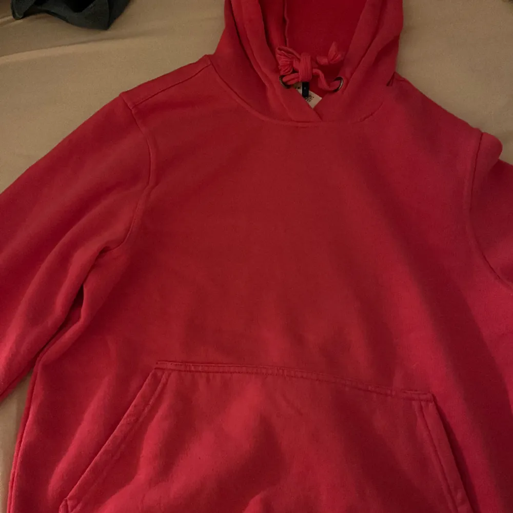 Säljer denna fina rosa hoodien i s från clique, därför att den inte har kommit till andvändning. Aldrig andvänd bara testat.🤍. Hoodies.