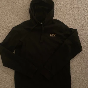 Armani hoodie - Vet ej storleken den är avklippta men skulle säga storlek s. Jätte fin Armani hoodie. Nypris ca 1000kr men säljer för endast 600kr