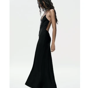 Klänning från zara, perfekt till nyår!!!🩷🥳 - Helt ny långklänning från zara, just nu slutsåld. Passar perfekt till nyår eller bal💝 strl S!