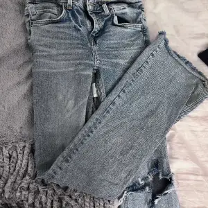 Säljer zara jeans bootcut storlek 38 köpta på plick
