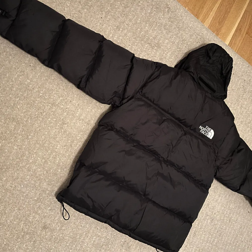 TNF puffer jacket size M. Super comfortable and brand new never used before! Bought for 3000 but prices can be discussed! Perfect for winter and cold environments and nice with the hood addition.. Jackor.