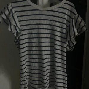 Tröja  - Fin tröja från Lindex , fick i present säljer pga att de inte riktigt är min stil , jätte bra skick💞 köpt för 300kr