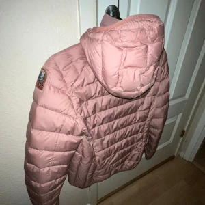 Parajumper SLW JULIET - Barnstolek L - passar 14-16 år. Köpt på Kids Brand store, så äkta Parajumper. 