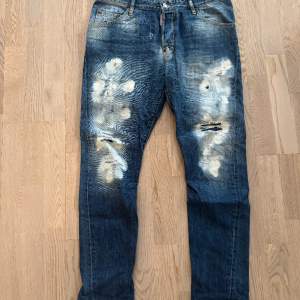 Säljer ett par Dsquared2 skater jeans stl 50.  Inköpta på St James’s i Göteborg för 4000kr. Använda ett fåtal gånger.  Skickas spårbart inom Sverige