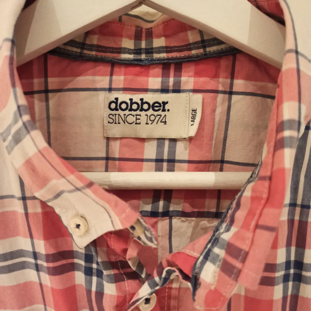 En så snygg kortärmad och rutig skjorta från märket Dobber!  Storlek L  I perfekt skick, inga defekter men har använts ett par gånger!  Perfekt att bära under nyår eller till vardags!  100% bomull Se gärna mina andra annone. Skjortor.