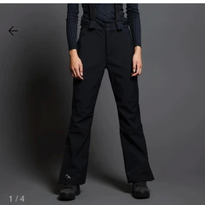 Skidbyxor  - Ett par jättesnygga skidbyxor från lager 157. Köpta för 400 men de var tyvärr för långa. Justerbara i midjan och kan passa både XS/S. Aldrig använda, slutsålda på hemsidan😌 