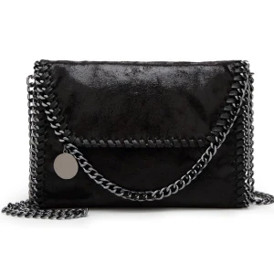 Stella McCartney liknande väska - Aldrig använd så i perfekt skick! Säljer för 200kr men pris går att diskutera 💕 Skriv för egna bilder!