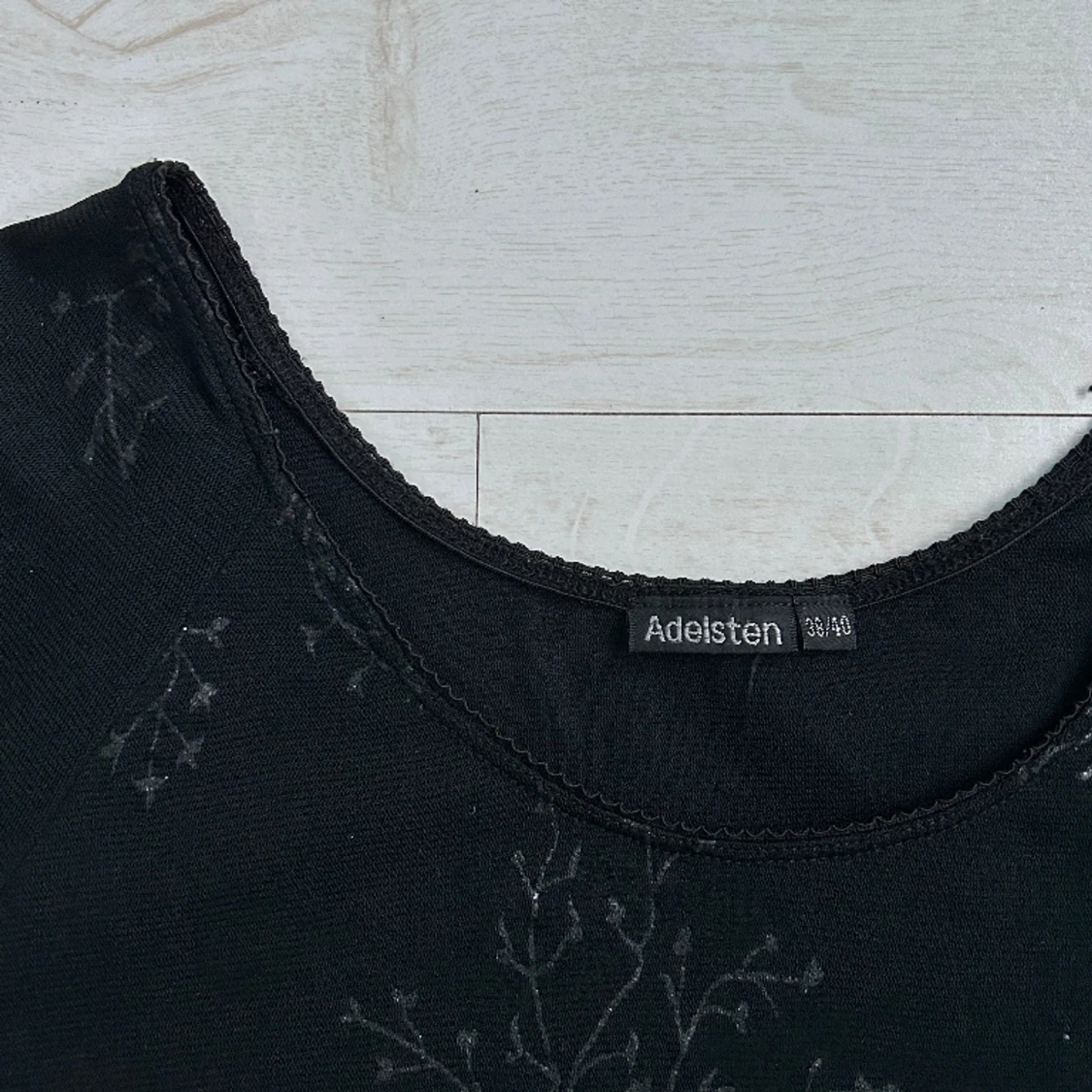 Svart T-shirt med mönster - 91