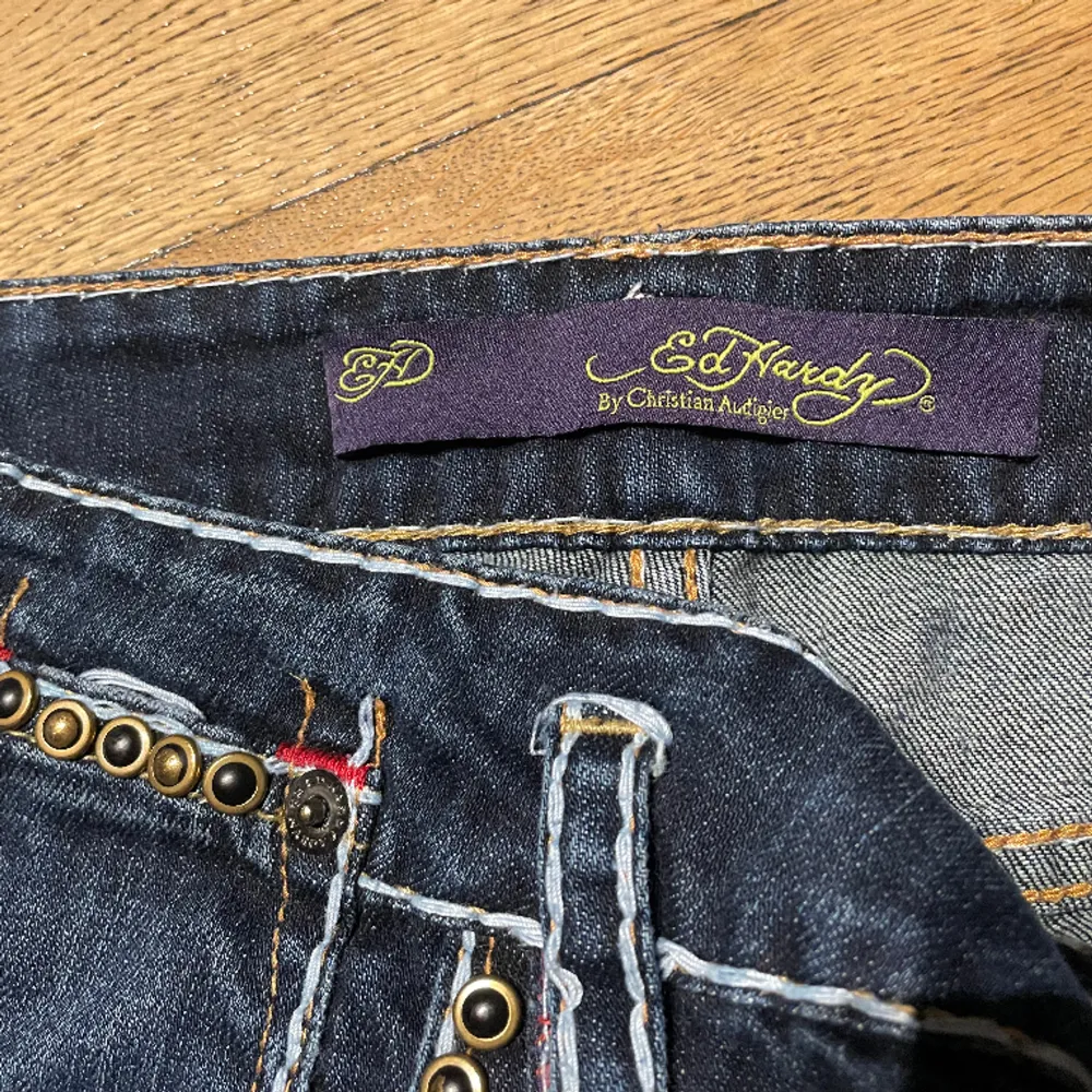 Asballa ed Hardy jeans köpta på plick för 600kr. Aldrig kommit till användning då dem ej passade så bra på mig💞 köpt är köpt, köpare står för frakt 🌟. Jeans & Byxor.