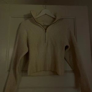 Stickad tröja  - Superfin stickad tröja med dragkedja i halsen. 