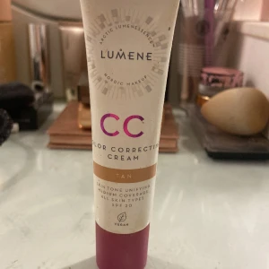 CC cream Lumene - Jättefin glowig och naturlig cc cream ifrån Lumene i färgen tan. Mycket produkt kvar.