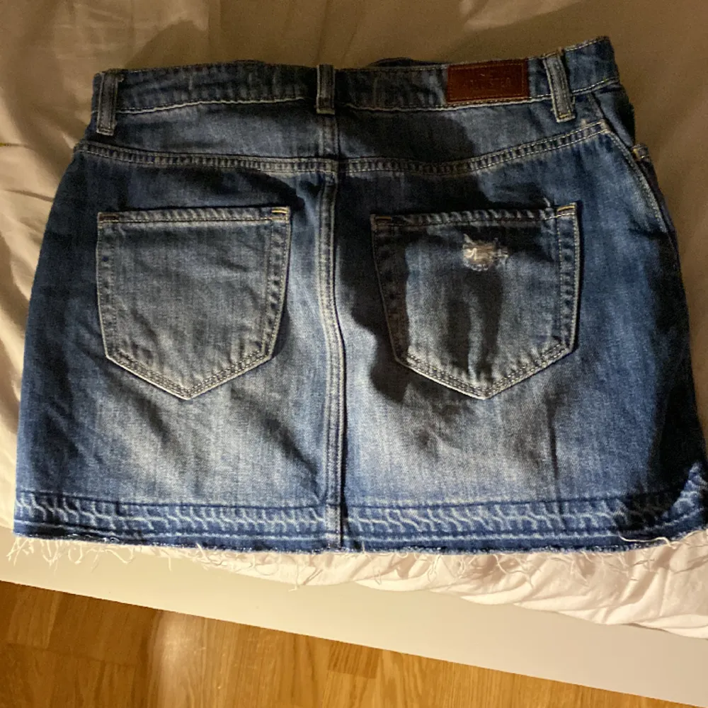 En jeanskjol ifrån Hollister förliten för mig. 37 rätt över och 34 cm lång. Kjolar.