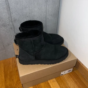 Uggs - Tjena! Säljer ett par fina uggs i storlek 40. Använt ungefär 10 gånger så dem är i väldigt gott skick! Nypris: 2000kr. Allt följer med. Skriv för mer frågor.