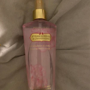 Victoria secret parfym - Doften strawberry champange, gamla flaskan och endast lite använd.