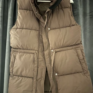 BikBok dunväst  - Köpt i år. Knappt använd max 3 gånger. Säljs då den ej kommit till användning.