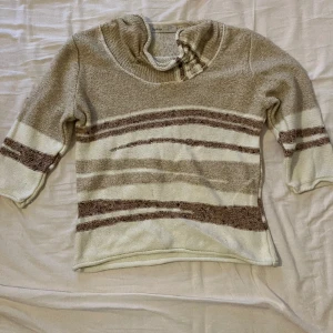 Stickad tröja  - Jätte söt unik stickad tröja 🩵 Beige och vit 