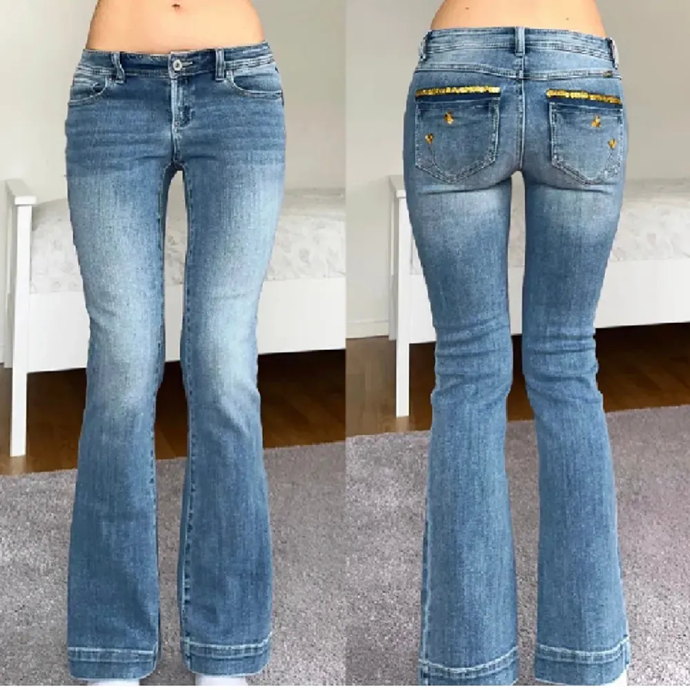 Jättecoola lågmidjade vintage jeans från inc Demin. Midjan:72 och innerben:74. Köpte här på Plick med passade tyvärr ej, lånade bilder från förra säljaren. Tryck gärna på köp nu. Pris kan diskuteras👌. Jeans & Byxor.