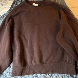 Tröja - Säljer denna fina tröjan från Gina Tricot. Storleken på tröjan är S 