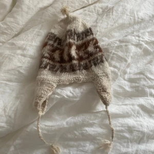 Stickad mössa - Gullig stickad mössa, köpte på en marknad men kommer ej till användning 