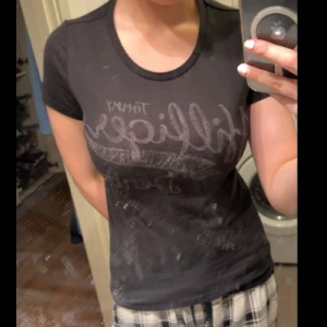 topp från hilfiger denim  - svart tröja från hilfiger denim i S💕  defekter: inga, knappt använd 