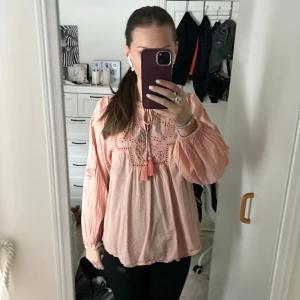 Rosa blus - Säljer min rosa blus som jag köpte förra sommaren, kommer från indiska så den går inte att få tag på längre! Säljer för 100kr