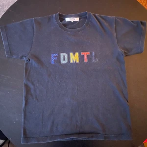 FDMTL Sashiko Logo Tshirt, STRLK S  - Köpt i Amsterdam. Går inte att köpa någonstans längre. Nypris 1000+