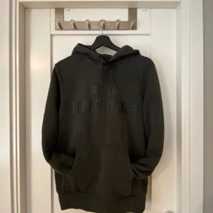 Peak performance hoodie - Säljer hoodien för den är liten