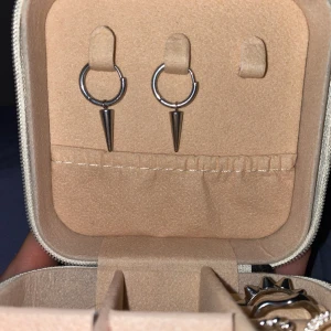 Edblad örhängen  - Säljer pågrund av att vilja öppgradera mina smycken. Rengjorda och klar för ny ägare.