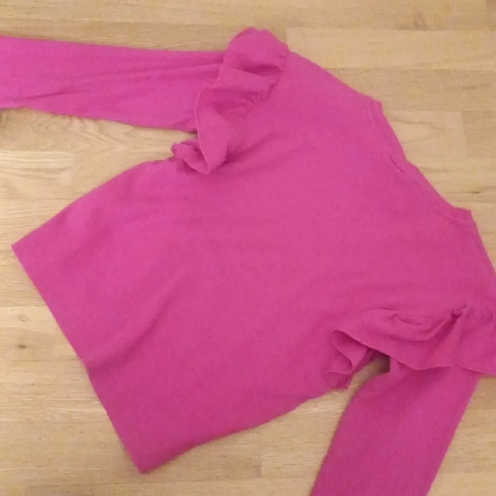 Säljer denna fina rosa tröjan från gina tricot för att den inte kommer till användning den är storlek 158-164💕. Tröjor & Koftor.