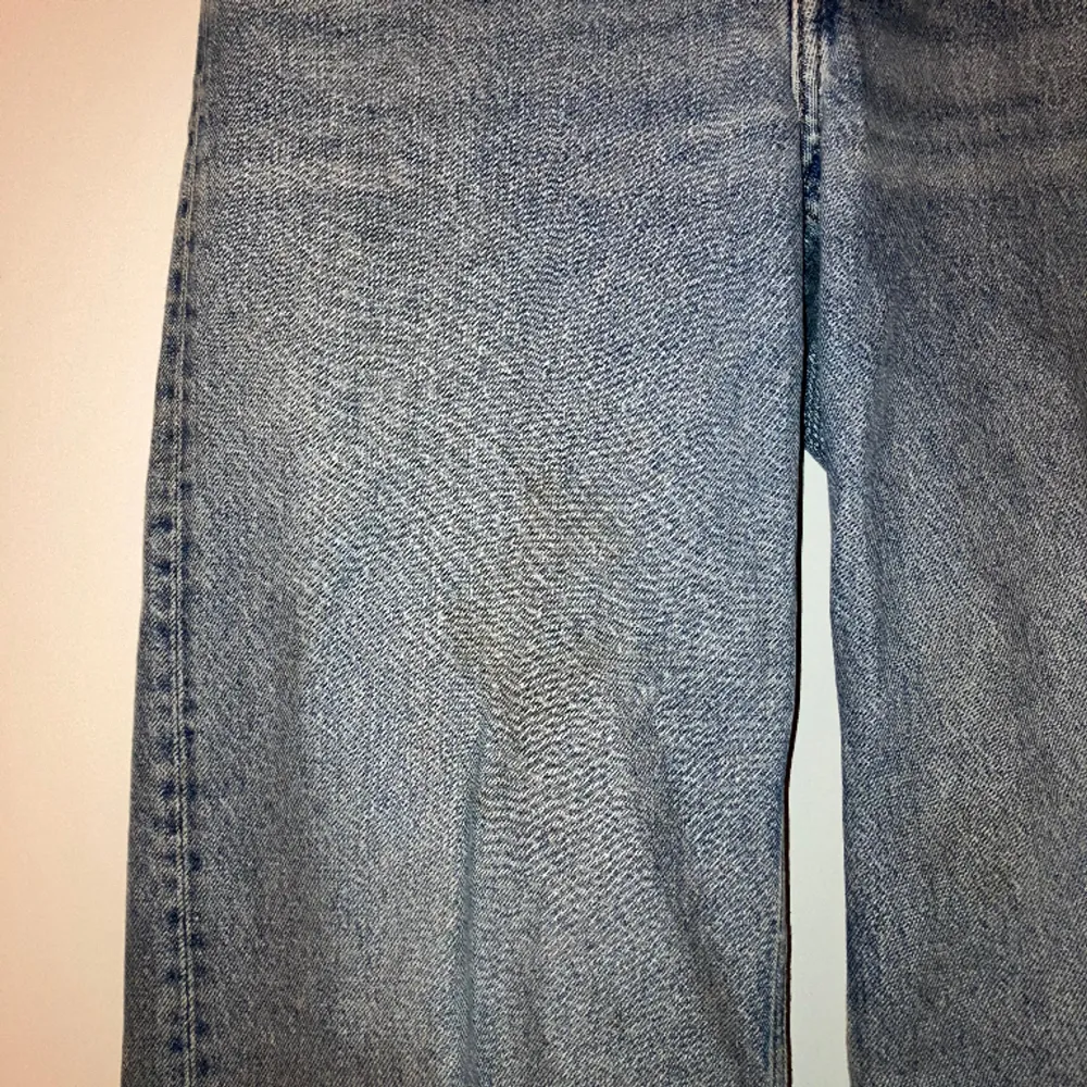 Högmidjade jeans från monki. Ganska utsvängda/raka. De har en knappt synbar fläck på högra benet men annars är de i fint skick ❤️. Jeans & Byxor.