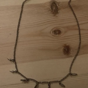 Halsband  - Jätte fint halsband med blixtar på⚡️💗 Köpt ifrån Ur & Penn✨Mycket fint skick  Bara att meddela för frågor🫶🏻