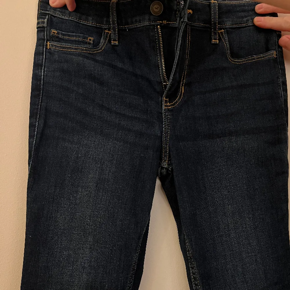 Hollister jeans W26 L30 mid-rise super skinny. 😍 (Frakten är med i priset) . Jeans & Byxor.