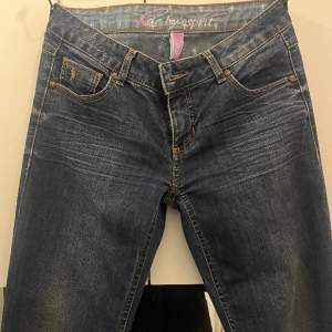 Så sjukt snygga unika vintage jeans från GRAN CANRIA. Finns endast 1 par. Skit snygga men jag äger tyvärr för många jeans.. Pris: 499kr