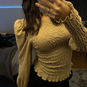 Tröja - Söt beige tröja. Får ingen andndning av den. Den är från Gina i storlek S