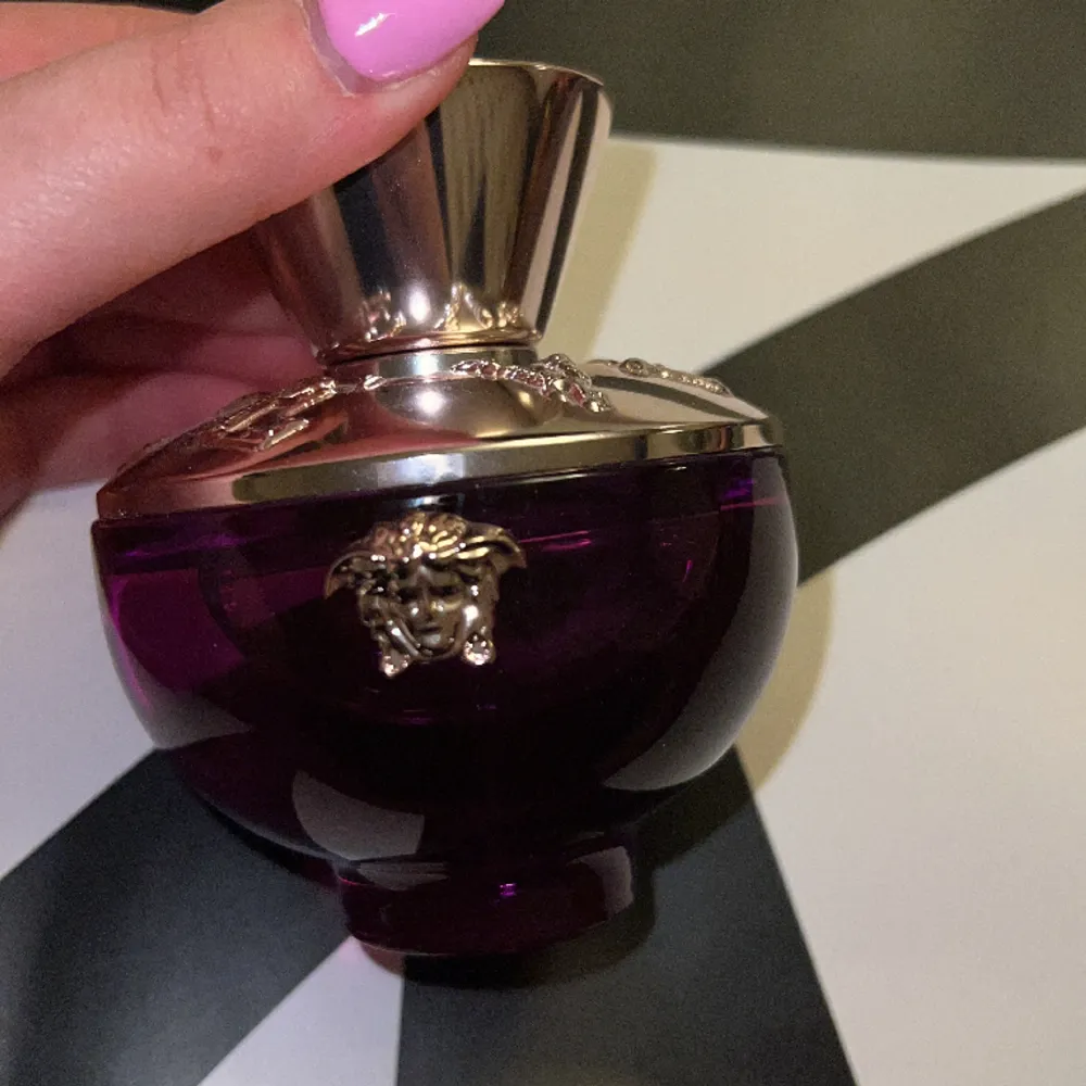 Dylan Purple Eau de parfym från Versace, 100ml oanvänd . Övrigt.