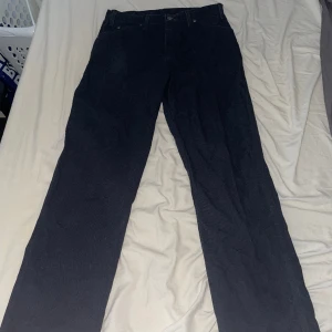 Dickies cargo byxor - Säljer ett pr dickies cargo byxor i bra skick då dom är för långa på mig, storlek W32 L34. 250kr fri frakt