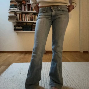 Lågmidjade ljusblåa jeans  - Säljer vidare dessa jättesnygga jeans då de tyvärr är för långa på mig 😭 Lågmidjade och bootcut i toppen skick, midja: 79 och innerbens: 80 ❤️ bilder från förra ägaren 🫶