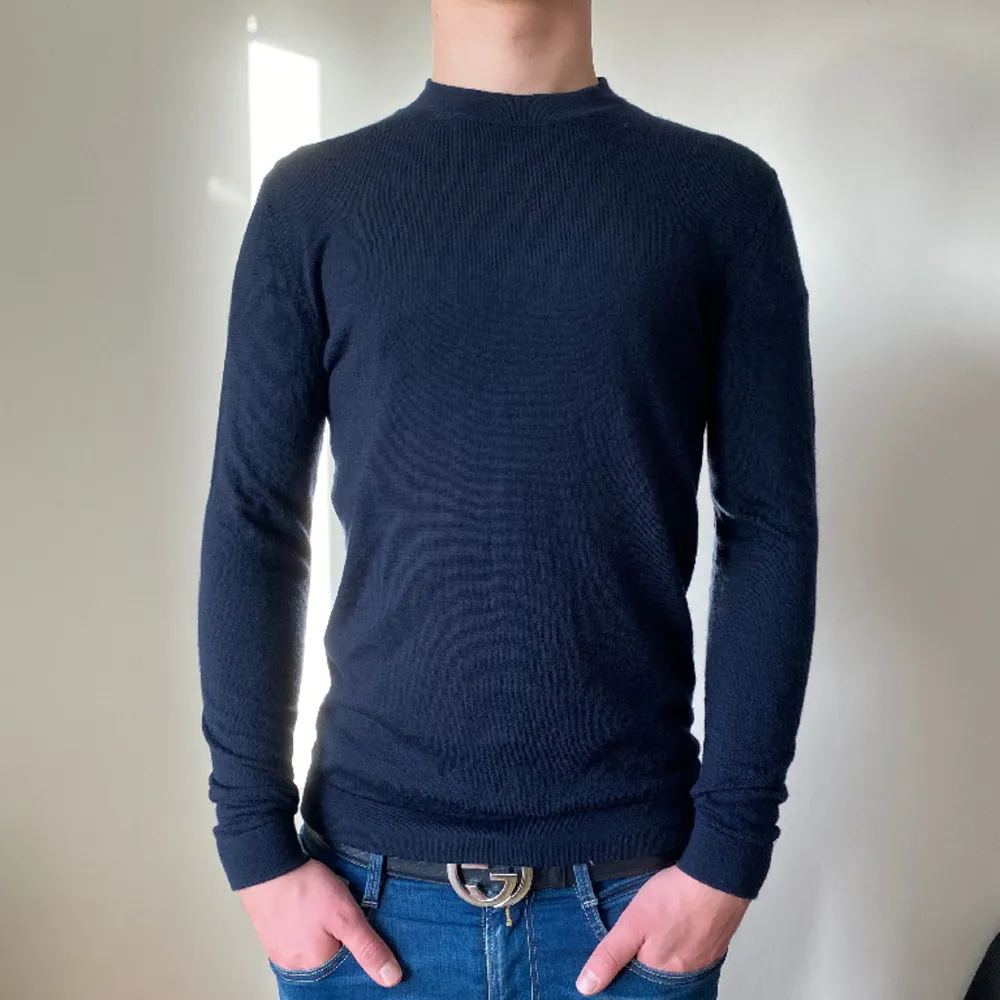 Mörkblå stickad tröja från Esprit i 100% Ull Storlek: S Nypris: 899 kr Mitt pris: 299 kr Skick: 9/10. Tröjor & Koftor.