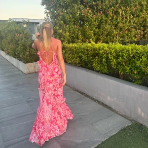 Klänning - Sååå fin klänning från Asos. Slutsåld i de flesta storlekarna. Använd en gång 🩷skriv för fler bilder