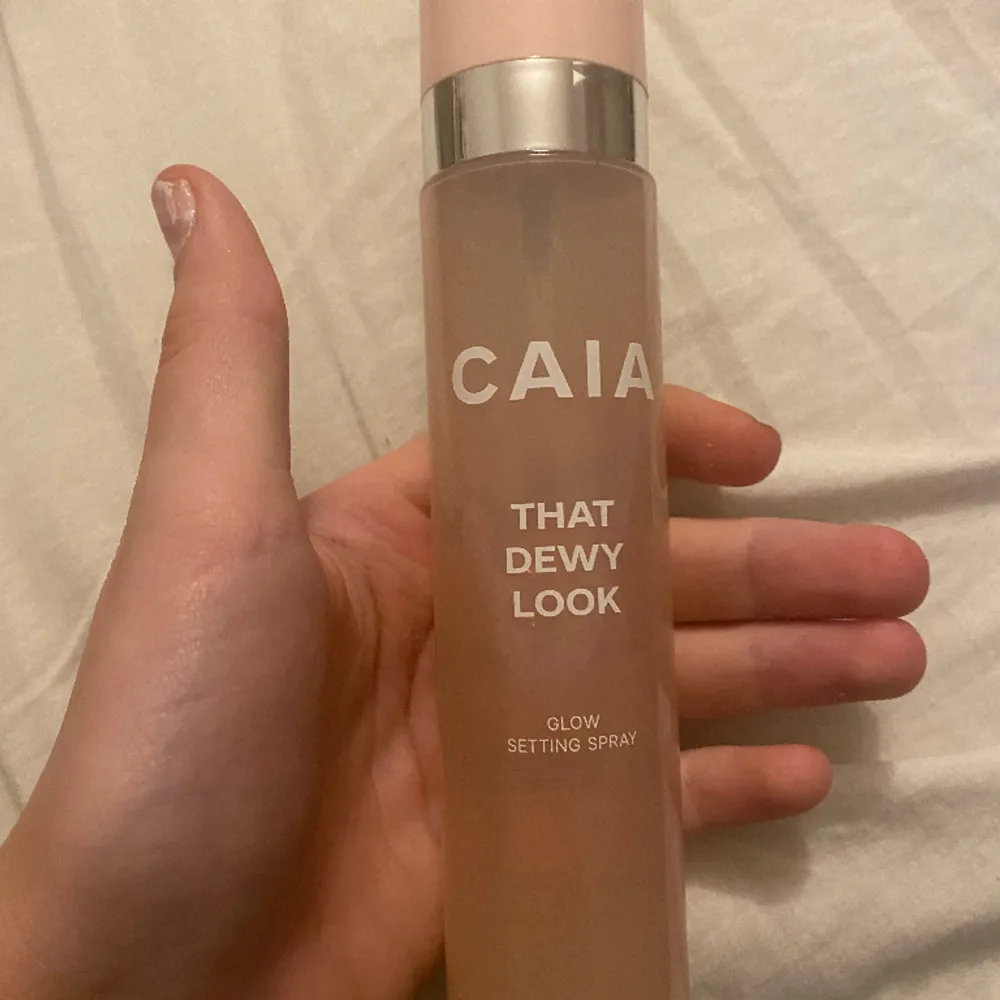 Säljer denna setting sprayen från Caia i that dewy look då jag inte använder den. Endast testad💞. Övrigt.