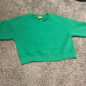Grön sweatshirt  - Oanvänd sweatshirt i storlek 146/152