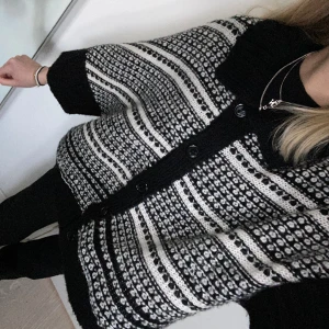 Trekvartsärmad kofta - Så sjukt fin kofta med trekvartslånga ärmar från vero moda❤️ sparsamt använd 