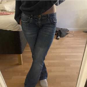 Säljer dessa LTB jeans som är köpa på Sellpy som tyvärrr inte kommer till användning. De är i storlek w29 och midjemåttet är 39 tvärs över. Passar i längden på mig som är 160 lång.🙌🏼