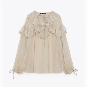 Blus från Zara - Så fin blus från Zara! Endast använd en gång. Finns inte längre att köpa, priset kan diskuteras🤍