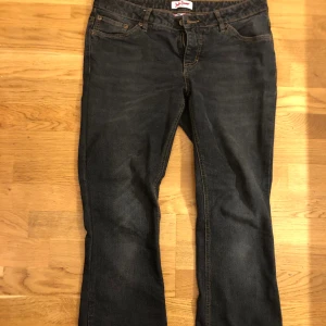 Vintage grå bootcut - Bootcut och lowwaist Mått: Midja: 43 cm Innerben: 74 cm Benslut: 22 cm  Gren: 21 cm