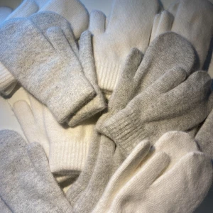 STICKADE VANTAR - Helt nya stickade vantar!! Så varma och mysiga nu under vintern. De är fodrade. Säljer både grå och vita. 249kr för två par (inklusive frakt)❄️🤍 De första två som köper får en så fin klämma på köpet🤍