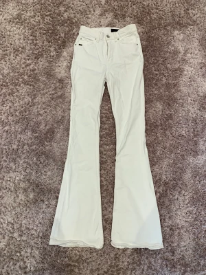 Jeans Tiger of Sweden 26/34 - Vita bootcut jeans från Tiger of Sweden, strl 26/34. Liten fläck på bakficka. 