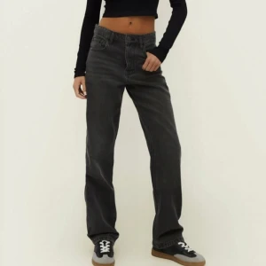 gråa byxor - raka gråa jeans precis som på bilden, hör av er vid intresse!!